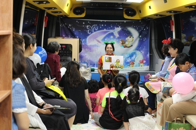 In the middle of Storytelling at “Book Reading Bus”