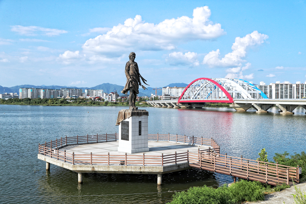 Soyang 2nd bridge and Miss Soyang River, both of which are symbols of Chuncheon ⓒChuncheon-si