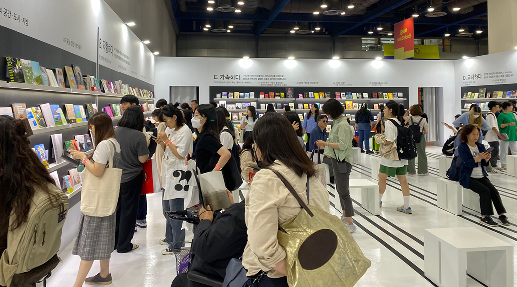 Many readers from home and abroad visited the 2023 SIBF.