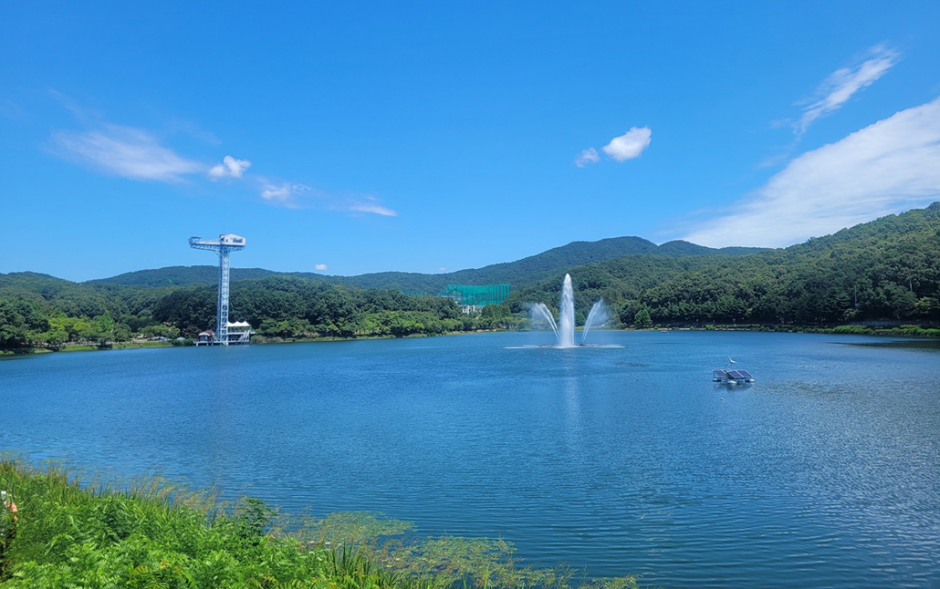 Bundang Reservoir inside the Yuldong Park, where nature and culture make a harmony