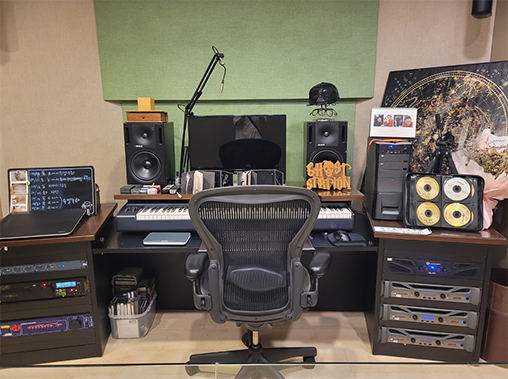 Shin Hae-Chul’s music studio full of his musical world