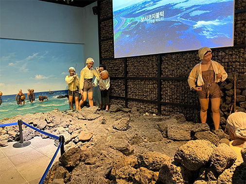 “The Workplace of Jeju Haenyeos” featured in the second exhibition room. The haenyeos working at the sea, their aquatic clothes, and tools are displayed.