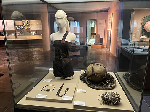 “The Workplace of Jeju Haenyeos” featured in the second exhibition room. The haenyeos working at the sea, their aquatic clothes, and tools are displayed.