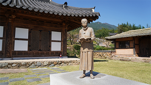 The exterior view of the Park Kyong-Ni Literary Museum and Park Kyong-Ni’s statue