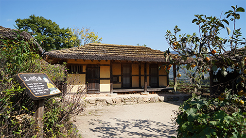 The Sarangchae at Choi Champandaek and Ohseobang’s thatched house