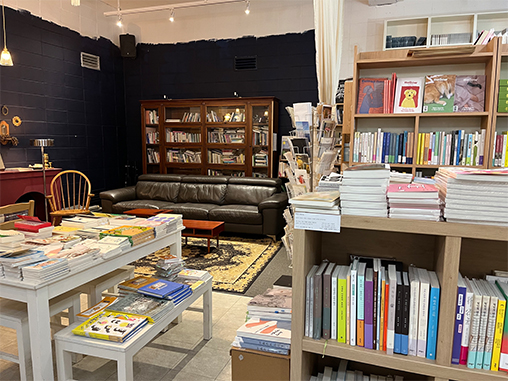 Views inside gaga77page, where you can feel the charms of a neighborhood bookstore