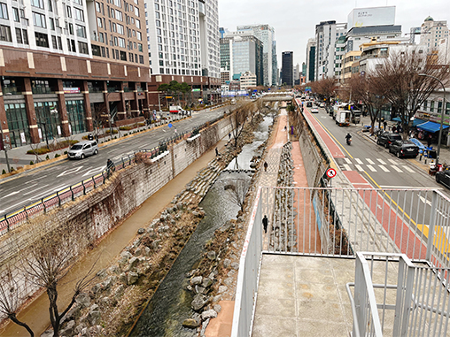 Cheonggyecheon Stream walkway leading from Sewoon Plaza and Cheonggye Stream, where you can feel relaxed in the center of the city