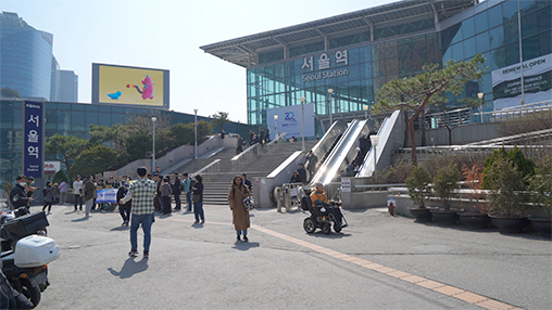 The new Seoul Station (left)