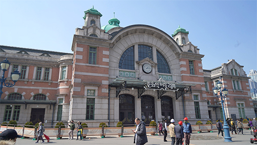 the old station “Culture Station Seoul 284” (right)