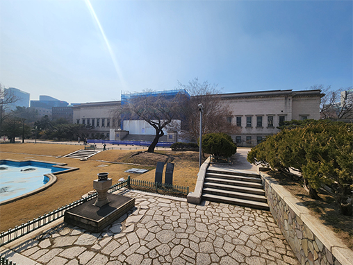 the National Museum of Modern and Contemporary Art’s Deoksugung Palace Hall, former the west hall of Seokjojeon (right)