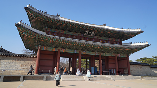Donhwamun Gate (left)