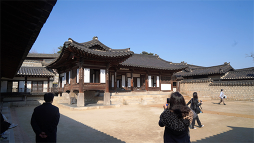 inside view of Nakseonjae Hall (right)