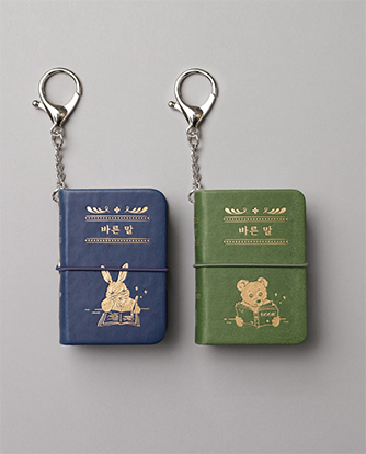 Welcome package of the 2025 “Minum Bookclub” and the “Correct Korean Keyrings” (Source: Minumsa Publishing)