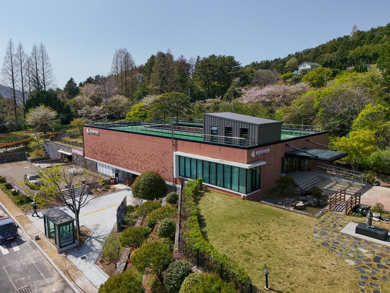 Pak Kyong-ni Memorial Hall